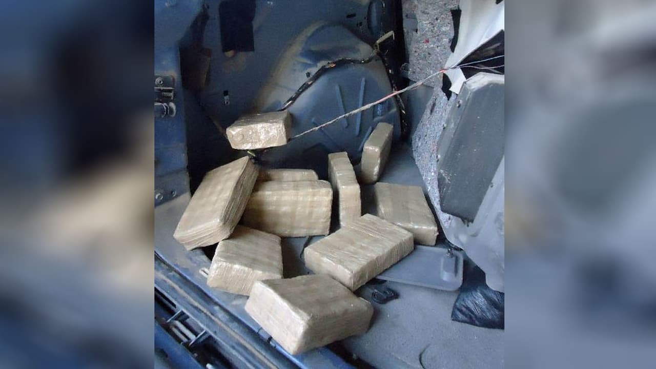 Autoridades encuentran paquetes de marihuana en un carro que intentaba cruzar el cargamento por uno de los puertos de entrada.