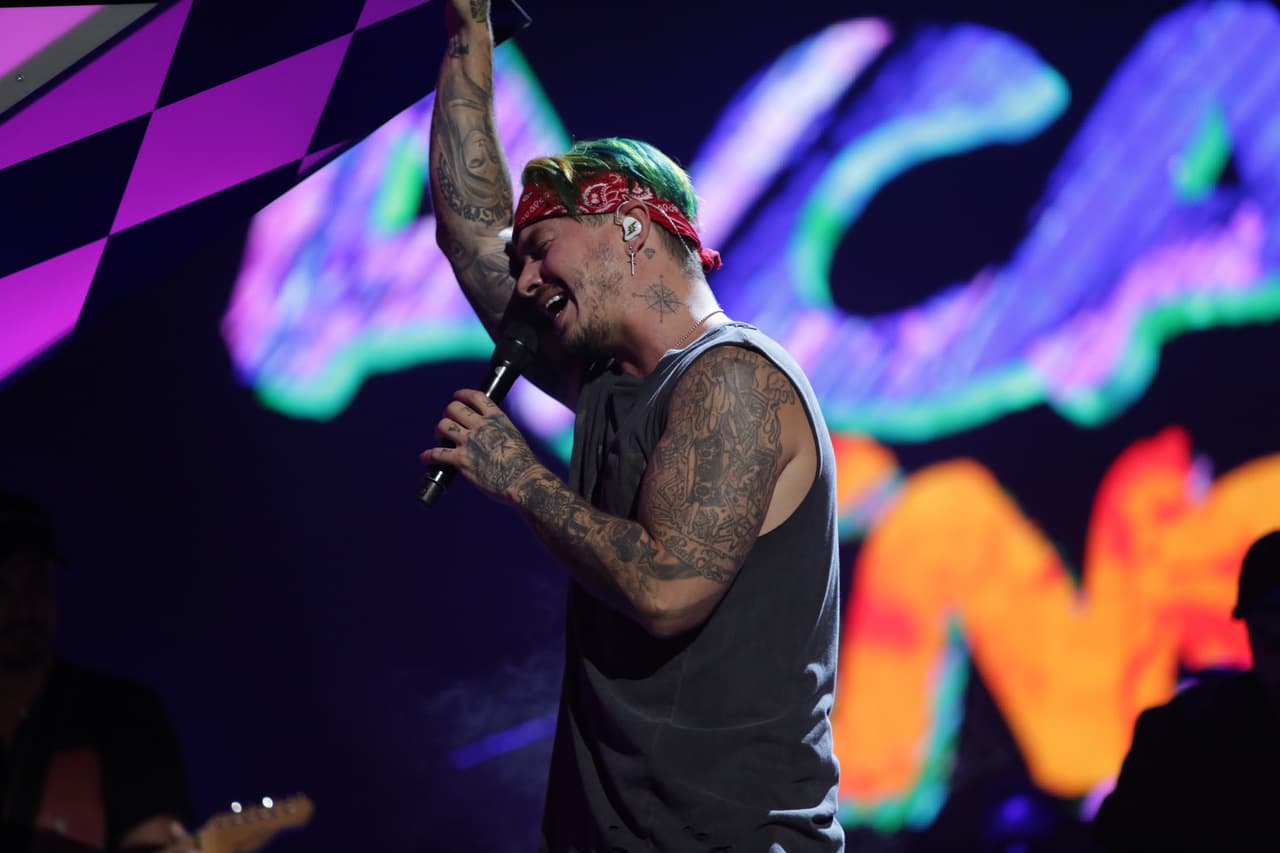 Un espectáculo de luces neón con mucho color, energía y actitud.