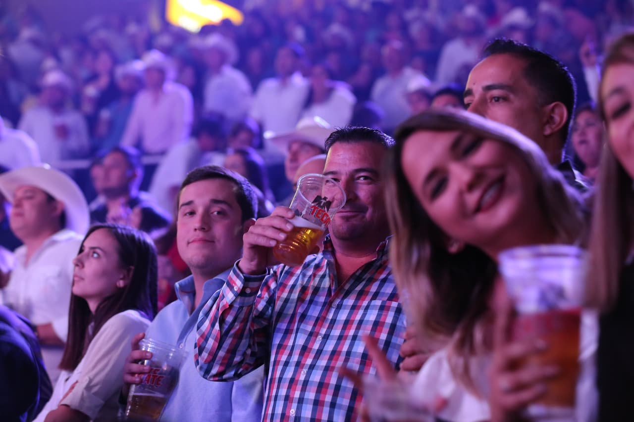 Con cerveza en mano, la gente comienza a disfrutar de la música de El Recodo.