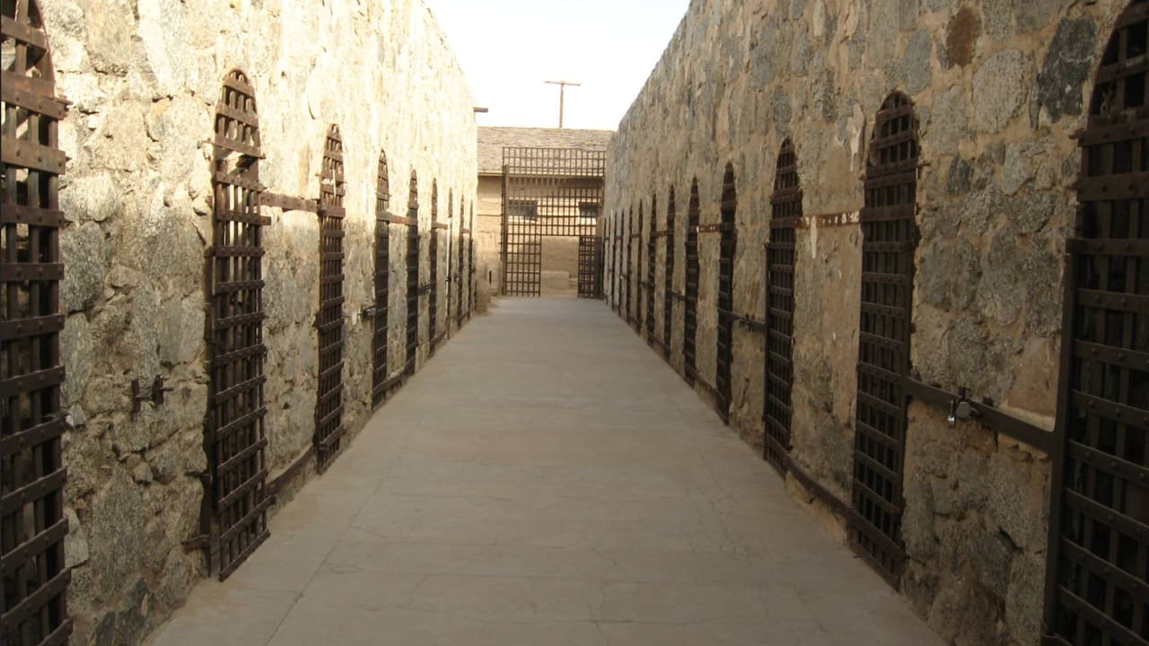 Otros fantasmas bastante conocidos son una reclusa que canta por la mañana en la zona de visitas. Otro llamado Johnny que vive en la tienda de regalos y le gusta reorganizar las monedas en el cajón del efectivo.