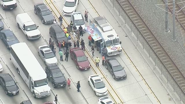 Fatal accidente paraliza autopista de Los Ángeles y este fue el gesto de una hispana en medio del tráfico