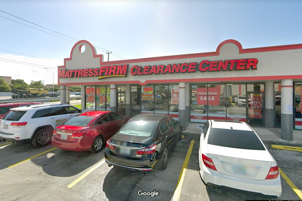 <b>Mattress Firm.</b> El estudio encontró que los productos relacionados con las camas son los más vendidos. Si a esto se le suma que esta cadena de tiendas de colchones tuvo un resurgimiento tras una declaración de quiebra hace unos años, debería mantenerse fuera de una nueva bancarrota. Sin embargo, una nueva protección podría ayudarle a salir de algunos de sus locales.