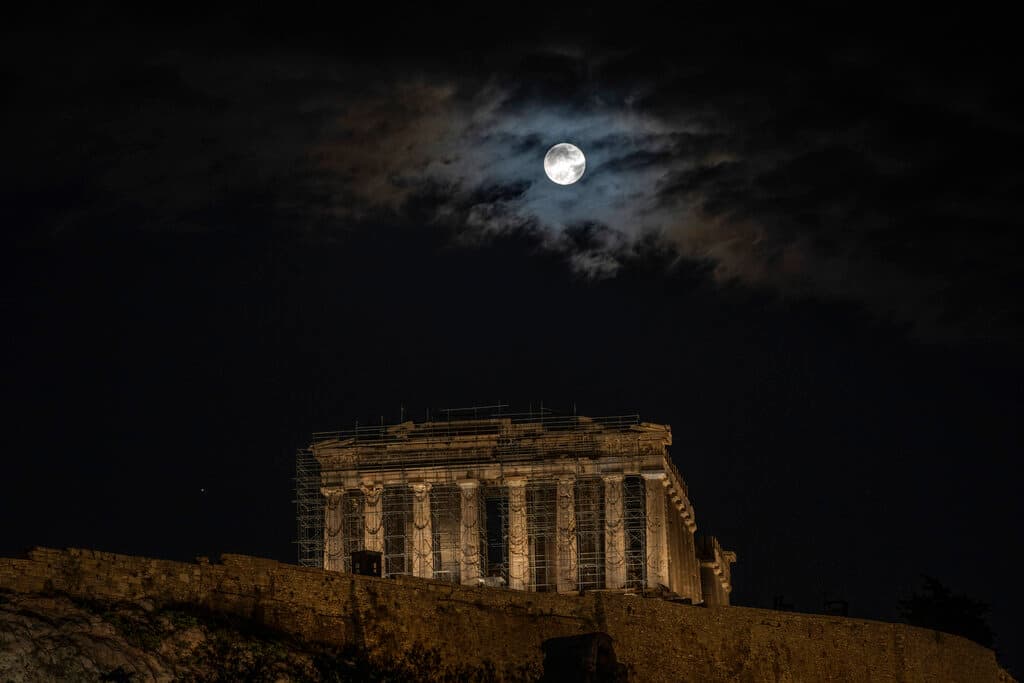 “La Luna pasa frente a los planetas en el cielo nocturno varias veces al año. De hecho, generalmente oculta al propio Marte al menos un par de veces al año”, dijo la NASA. La 'Luna fría' sobre el Partenón, en Atenas, Grecia.