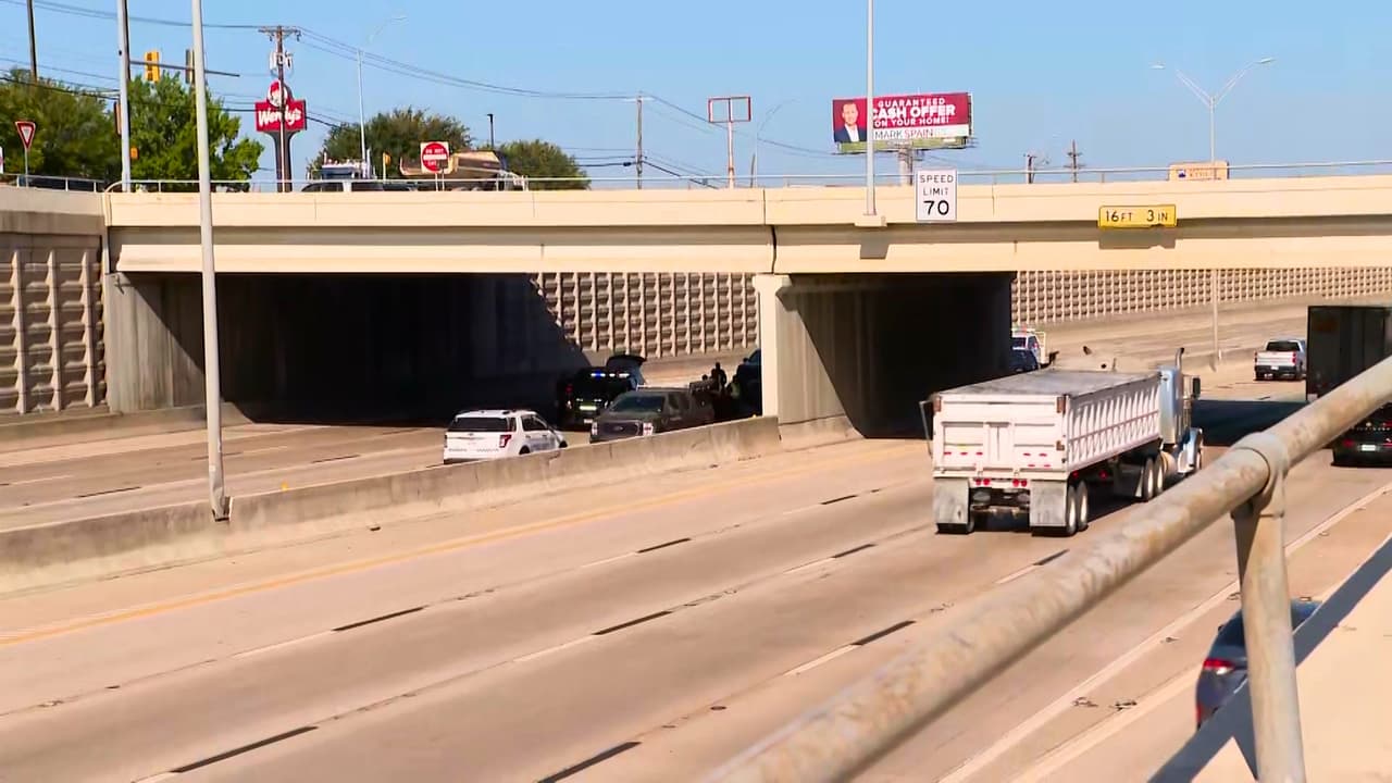 <h3 class="cms-H3-H3">El otro disparo</h3> El primer ataque, ocurrido la noche del 5 de agosto cerca del centro de Fort Worth, también arrancó de la misma manera:
<b> dos autos, una discusión y un arma. </b>
<br>La diferencia estuvo en 
<b>lo que pasó después. </b>
<br>La mujer recibió un balazo en una pierna, 
<b>pero no perdió el control del volante. </b>
<br>En lugar de quedarse a esperar una ambulancia en plena calle, 
<b>manejó ella misma hasta un hospital cercano, ahí la atendieron y logró salir con vida. </b>
<br>Hasta ahora 
<b>no hay ningún dato que conecte ese ataque con el de este jueves,</b> y las autoridades los investigan por separado.
