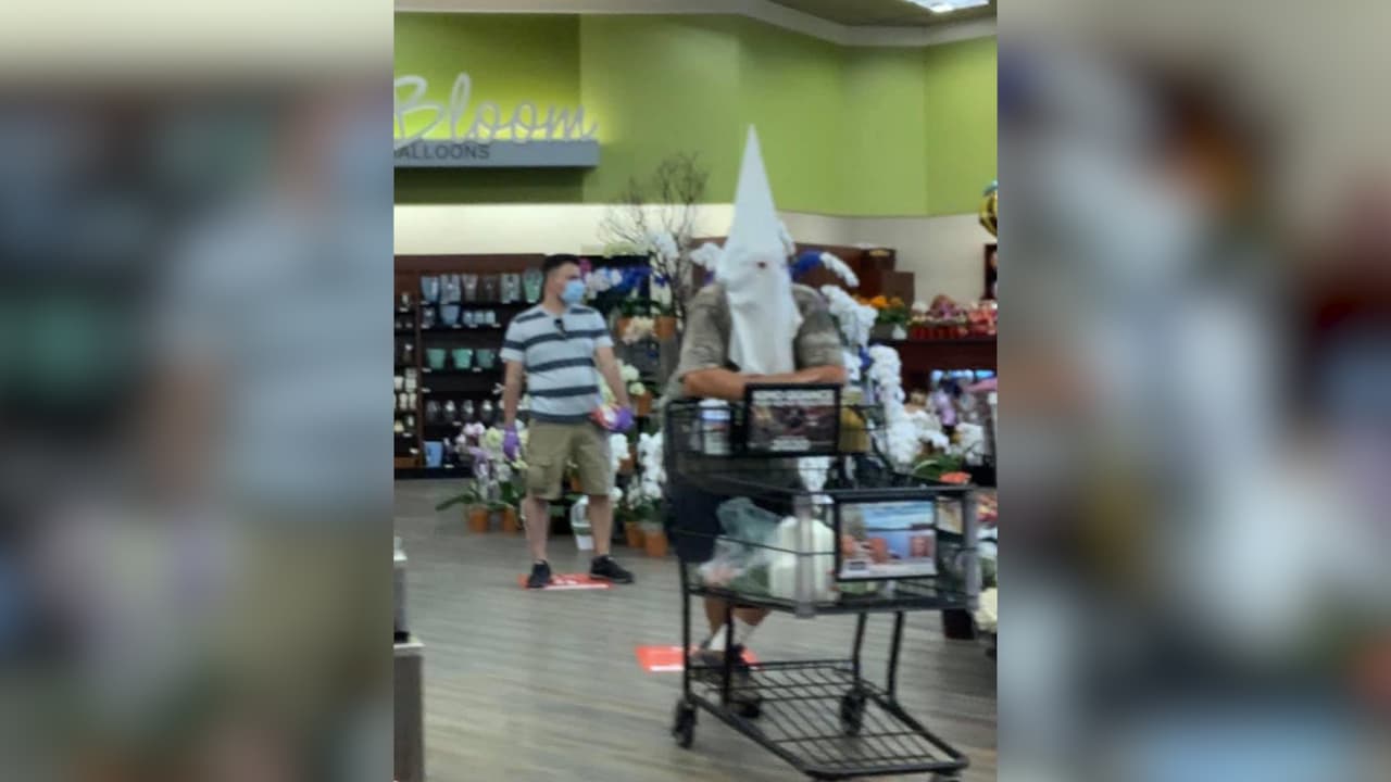 Cubre su rostro con una capucha del KKK para ir al supermercado en tiempos del coronavirus