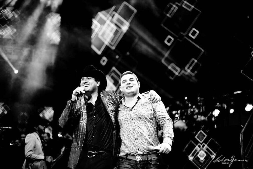 Julión le agradeció al cantante su presencia y, a la vez, le dijo que lo consideraba un gran cantante, todo un ejemplo de vida y que cada uno desde su trinchera han representado con dignidad el género de regional mexicano.