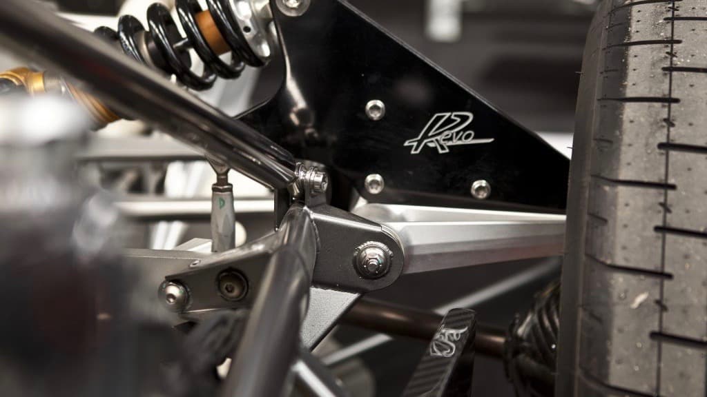 El Pagani Zonda Revolución retuvo el sistema de suspensión del Zonda R, la cual fue diseñada especialmente para ese modelo y requirió del diseño de subchasis frontal y trasero totalmente nuevos.