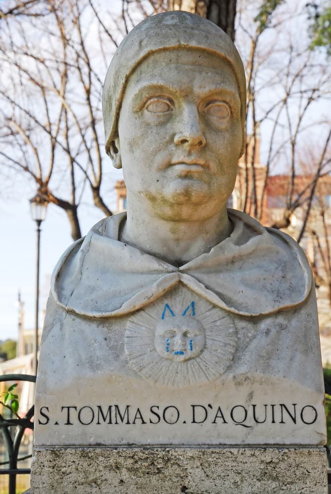 Por eso mismo, se dice que si se le reza o pide por un amor, sobre todo por aquél que ya nos dejó o por el que hemos tenido muchos problemas, puede ayudarnos a reavivar la pasión o recuperarlo si es que ya se había ido.