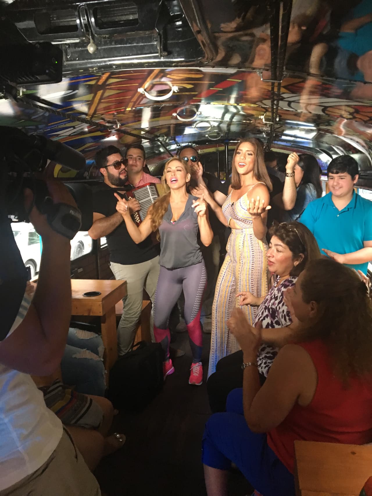 A bordo de la Chiva todo es fiesta y diversión.