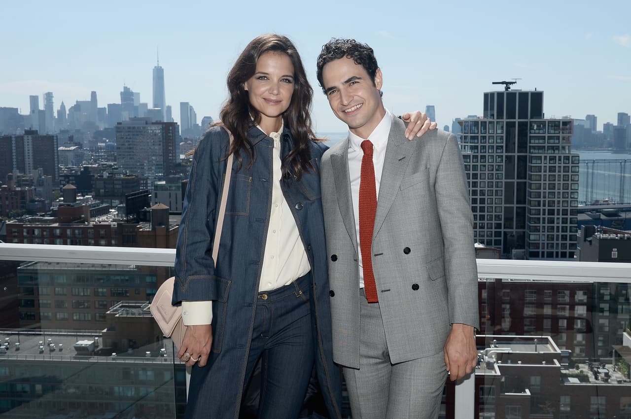 Y junto a Posen asistió su inseparable y muy buena amiga, la actriz Katie Holmes, quien posó feliz con él para la prensa.