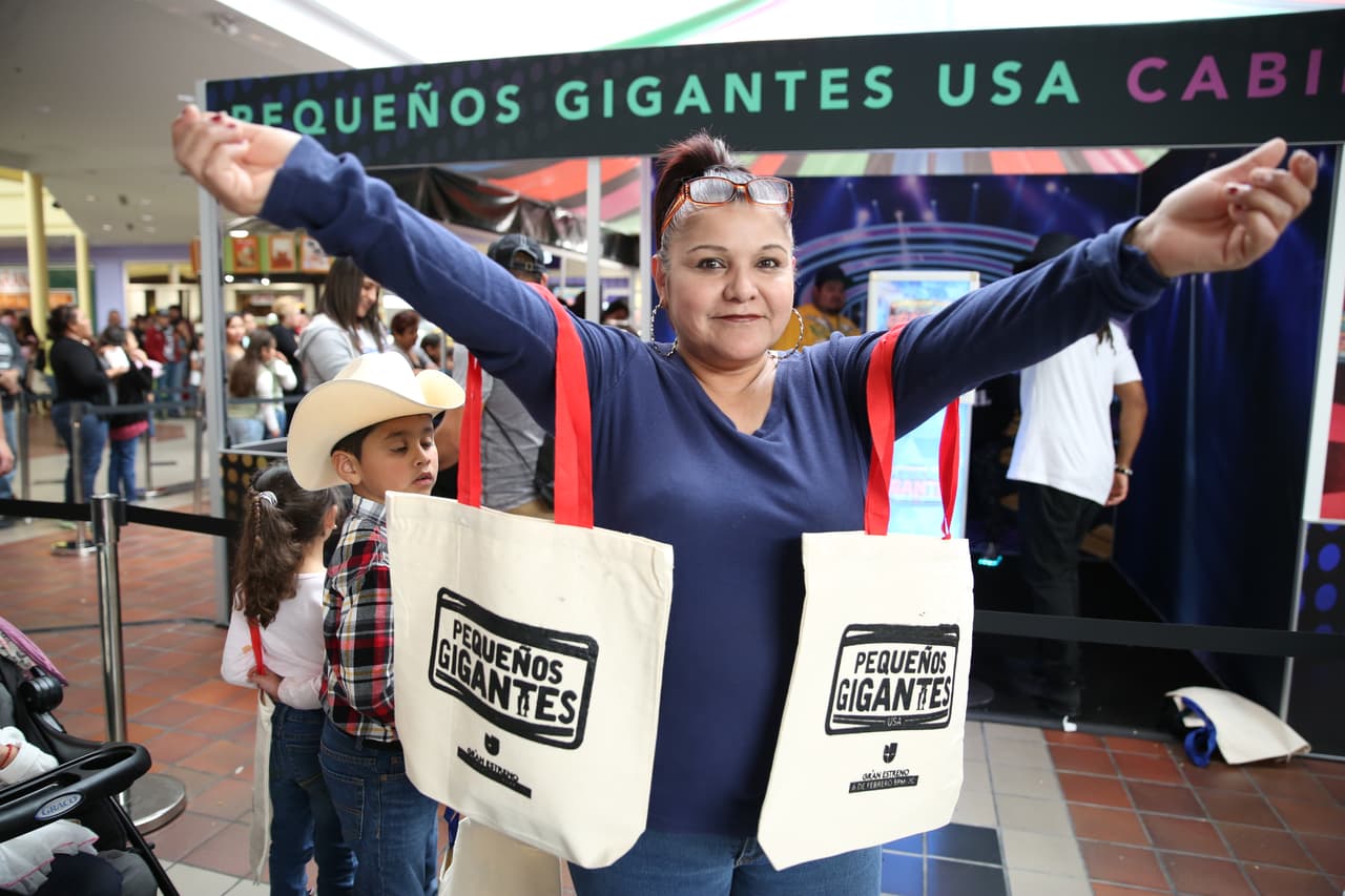 Esta dama presumió sus bolsas personalizadas.