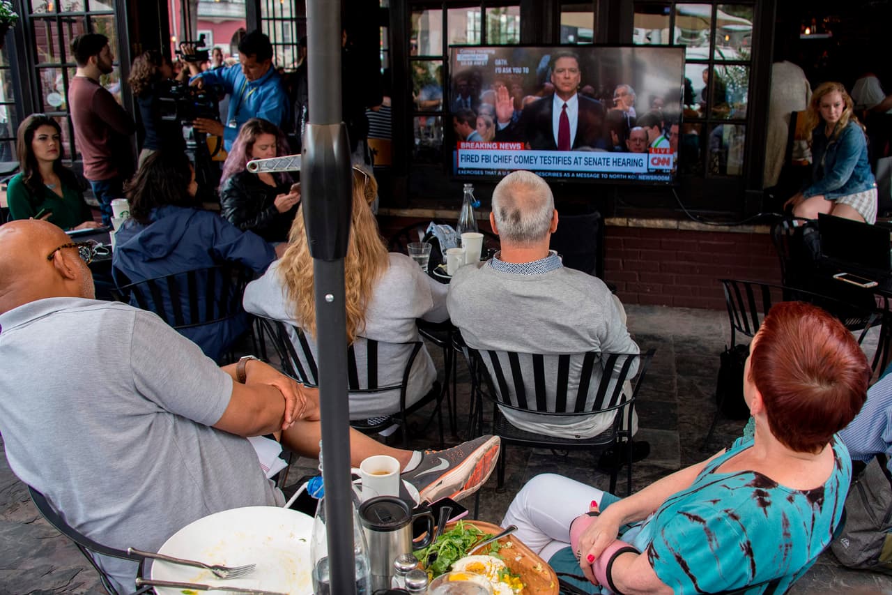 Como si se tratara de una final de fútbol, muchos bares de Washington DC prepararon televisores y pantallas para que la gente siga la declaración de James Comey ante el comité de Inteligencia del Senado.