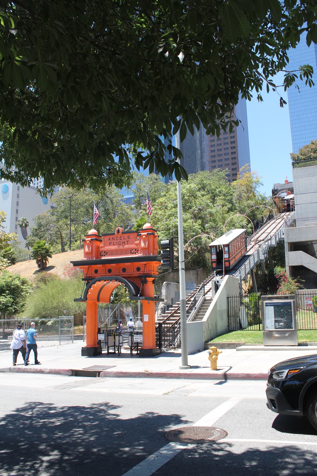 Puedes llegar al centro gastronómico en Los Ángeles en tu vehículo, en metro y hasta en autobús.