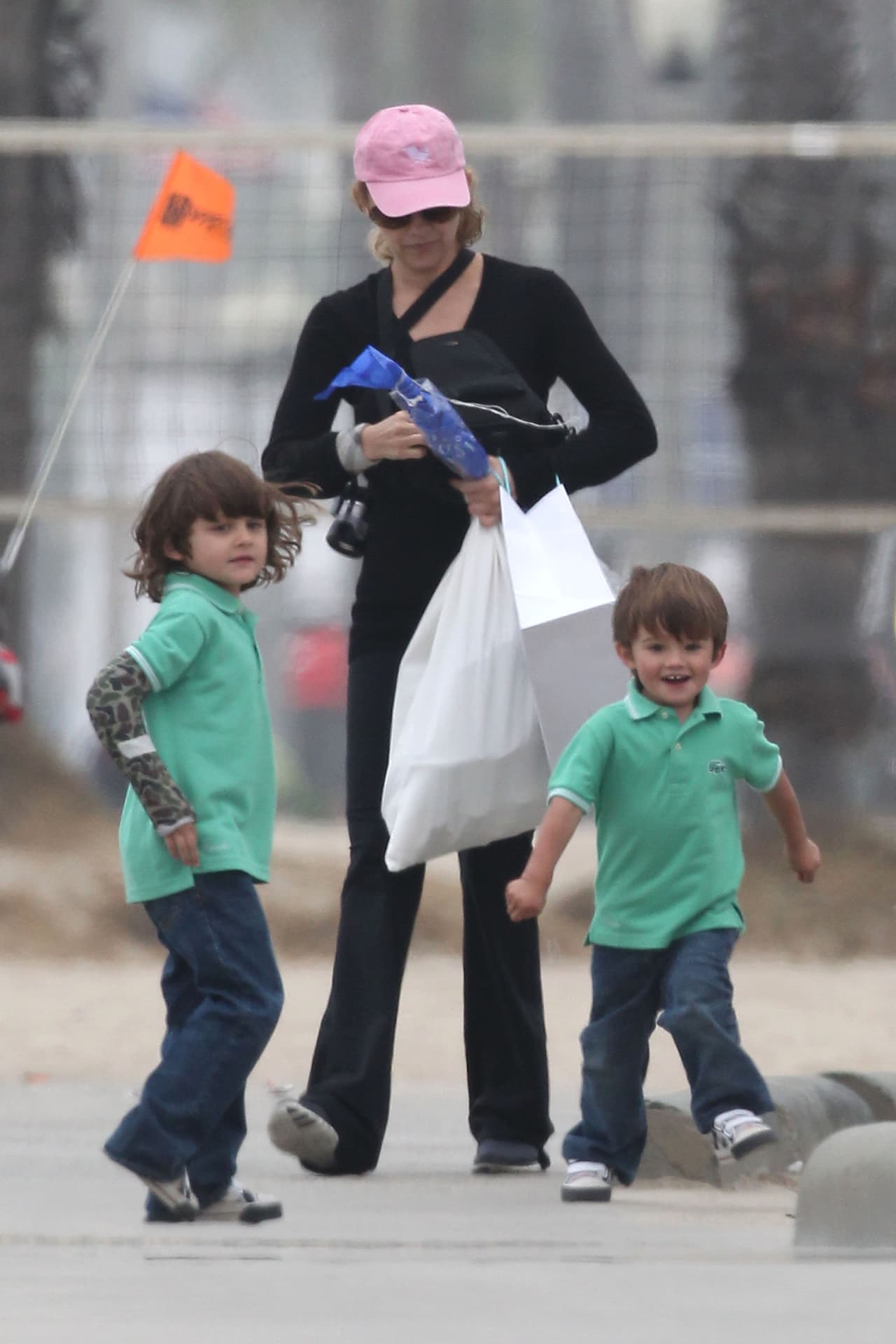 De acuerdo con la versión que ha dado 'La Chule', Luis Miguel 
<b><a href="https://www.univision.com/entretenimiento/celebridades/luis-miguel-podria-no-estar-al-pendiente-de-sus-hijos" target="_blank">se desentendió de los niños</a></b>
<a href="https://www.univision.com/entretenimiento/celebridades/luis-miguel-podria-no-estar-al-pendiente-de-sus-hijos" target="_blank"> </a>en una actitud que recuerda la postura que adoptó con su hija cuando era una niña. 
<br>