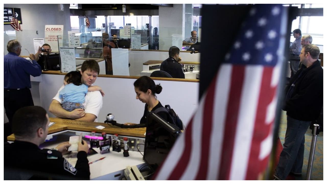 Les cobró $25,000 para sus trámites migratorios, y no era abogado. Ahora están a punto de ser deportados