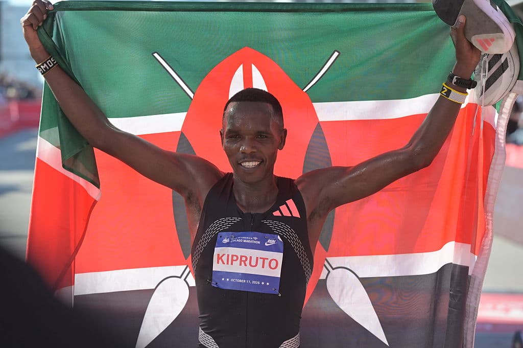 El keniano 
<b>Amos Kipruto</b> se impuso este domingo en la categoría masculina del Maratón de Chicago con un tiempo de 
<b>2:01:09</b>, según reportes de Reuters y World Athletics.
<br>