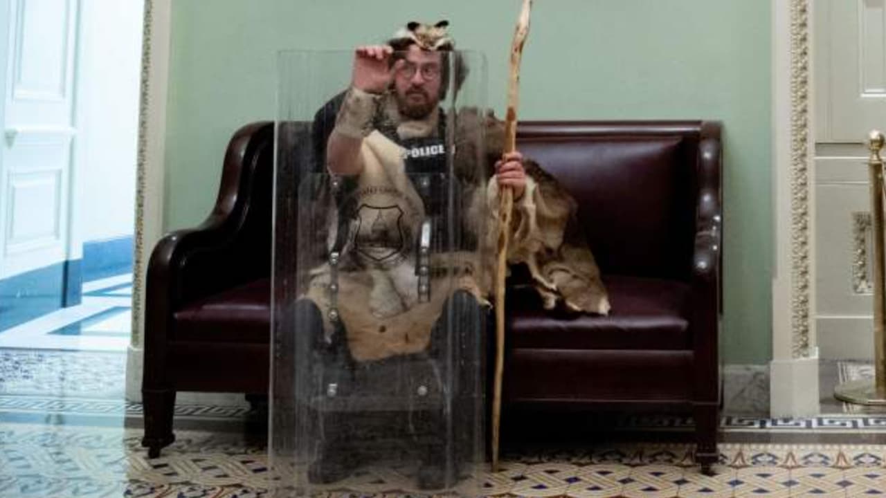 Florea es el tercer residente de Nueva York arrestado en conexión con el asalto al Capitolio la semana pasada. Aaron Mostofsky, hijo de un importante juez de Brooklyn, y Will Pepe, un trabajador de Metro-North, también fueron arrestados el martes.