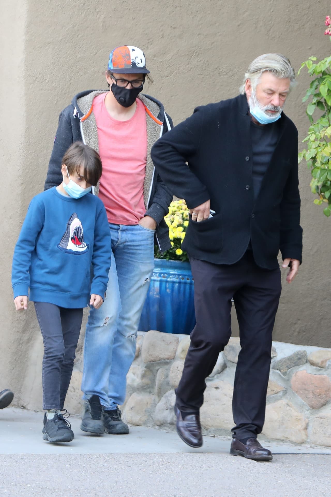 El pasado sábado 23 de octubre, Alec Baldwin se reunió con Matthew y Andros Hutchins, esposo e hijo de la difunta directora. 
<br>