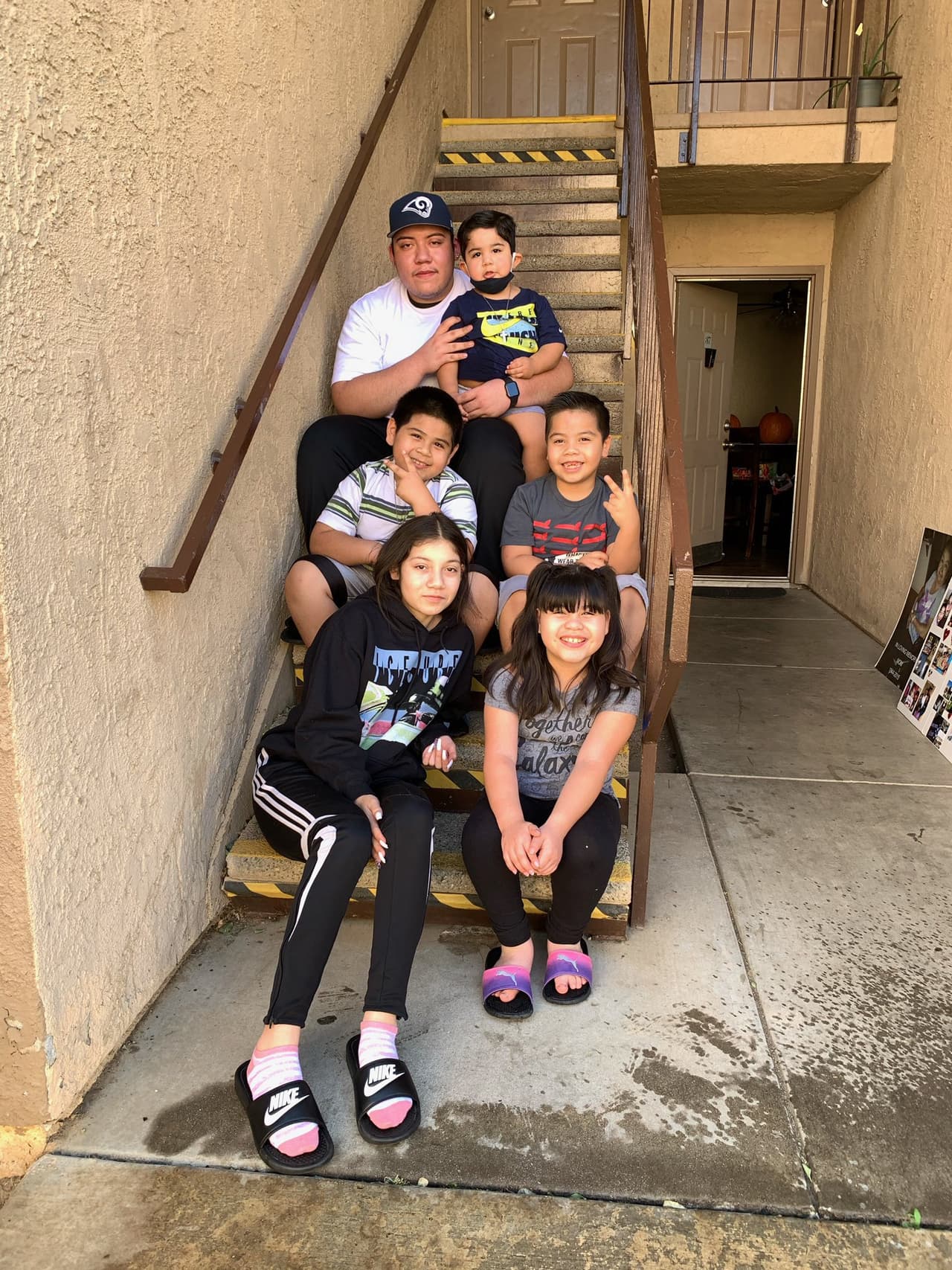 Juan José prometió a su madre antes de morir que velaría por sus hermanos de 2, 7, 8, 9 y 15 años. Sin embargo, la carga no ha sido fácil. "Una de mis hermanas de 9 años tiene una incapacidad y 
<b>la estoy tratando de cuidar lo mejor que puedo. Eso es lo que yo le prometí a mi mamá"</b>, dijo este aguerrido joven.