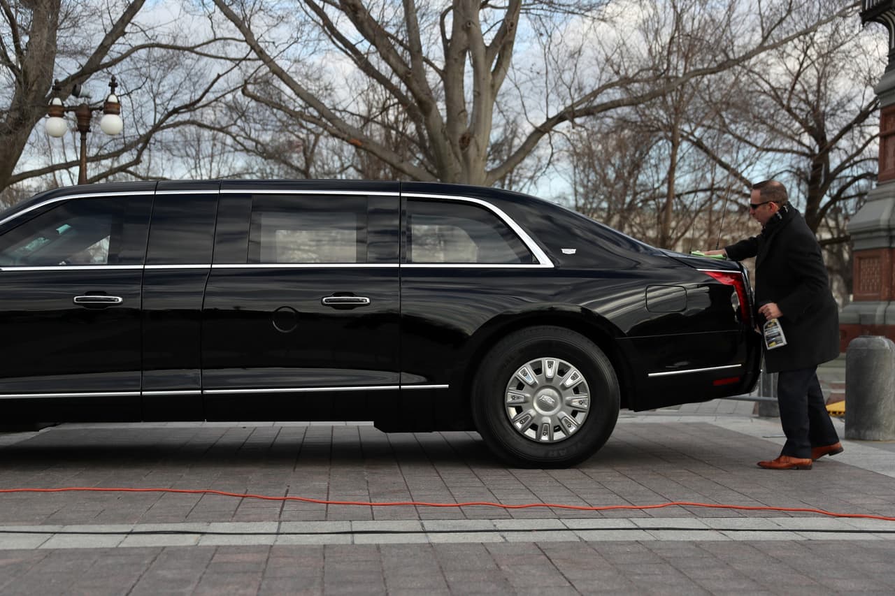 La limusina para siete pasajeros también incorpora un juego de llantas especiales de Goodyear reforzadas con Kevlar, una fibra sintética ultra resistente, que le permite seguir rodando con facilidad aún estando pinchada por clavos o balas.