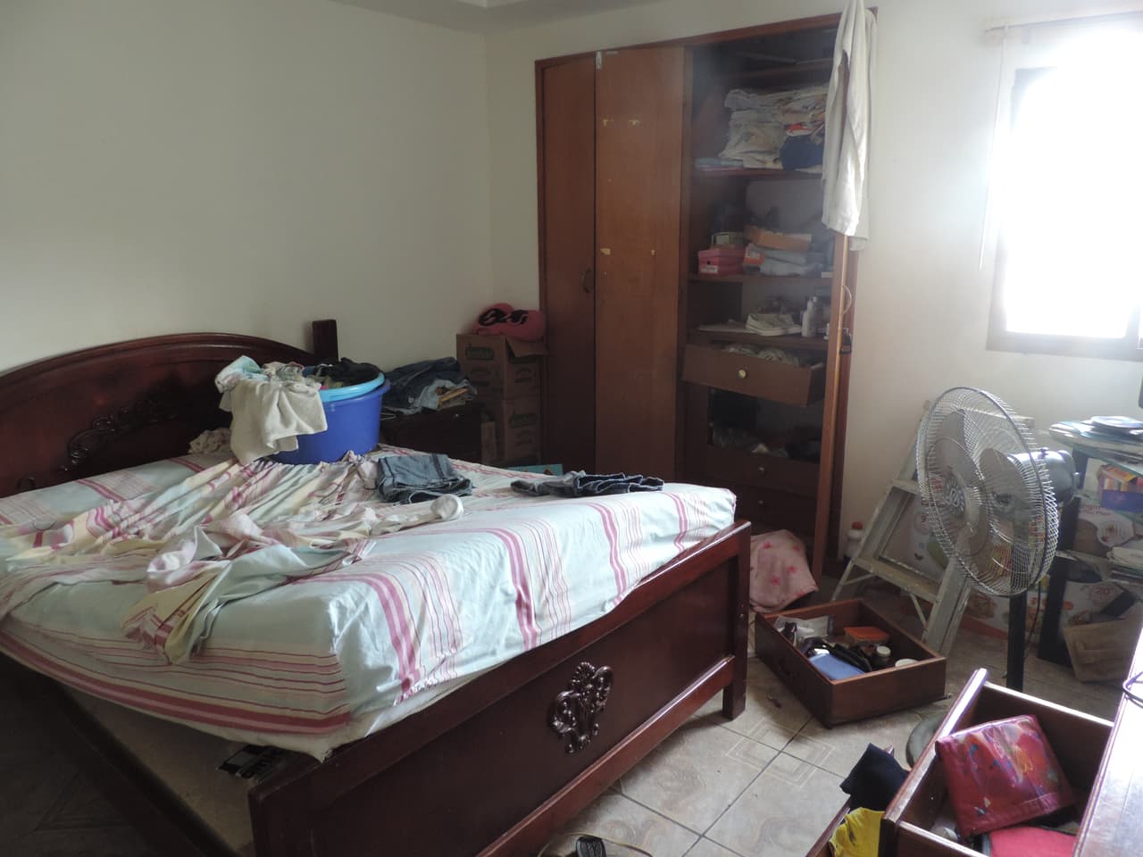 La organización no gubernamental por los derechos humanos Provea visitó la barriada la mañana siguiente y registró el estado en que fueron dejadas algunas de las viviendas tras las requisas.