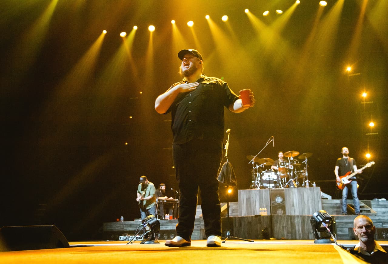 Sitios nocturnos, bares, sitio de música en vivo, parques y operadores de parques deberán permanecer cerrados.