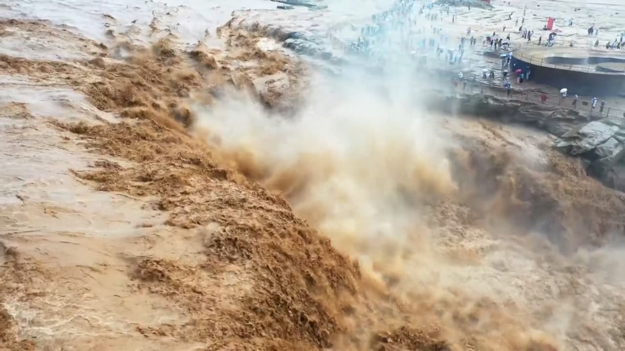 Las imágenes del raro fenómeno de 'cascadas gemelas' que apareció tras las fuertes lluvias