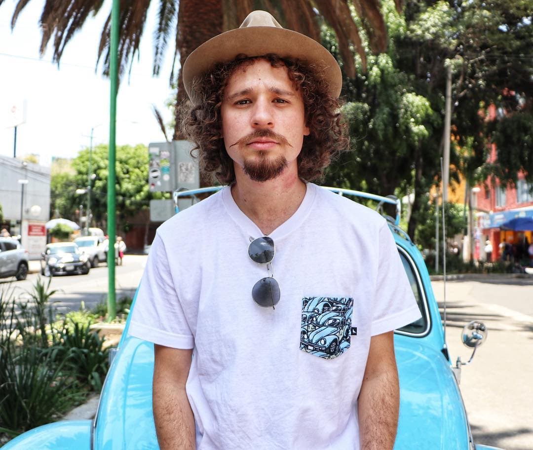 La 
<b><a href="https://www.univision.com/famosos/el-youtuber-luisito-comunica-esta-tranquilo-en-medio-de-la-polemica-por-la-supuesta-infidelidad-que-cometio-fotos">respuesta de 'Luisito Comunica'</a></b> llegó al día siguiente con un mensaje en Twitter en el que evitó mencionar a los implicados.