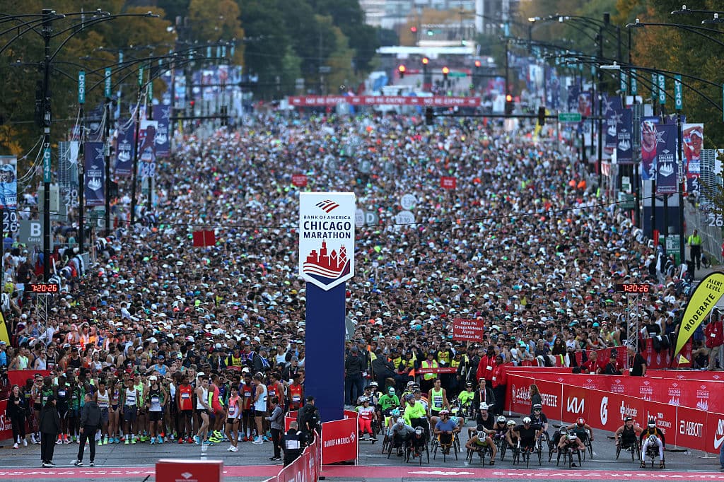 ¿Por qué es tan relevante el Maratón de Chicago? Entre otras características, destaca que 
<b>forma parte del circuito Abbott World Marathon Majors</b>, como una de las ocho grandes maratones del mundo. Le acompañan en ese honor, las de 
<b><a href="https://www.univision.com/noticias/noticias-de-latinoamerica/edison-pena-completo-el-maraton-de-ny-fotos" target="_blank">Nueva York</a></b>, 
<b>Boston</b>, 
<b>Londres</b>,
<b> Berlín</b>,
<b> Tokio</b>, 
<b>Sidney</b> y 
<b>Ciudad del Cabo</b>.
<br>Quienes completan al menos 6 de estas carreras, reciben la medalla Six Star Finishers.