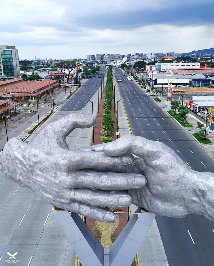 <b>Solidaridad. </b>En primer plano una escultura de dos manos entrelazadas. Al fondo, la ciudad vacía. Esta fotografía del monumento dedicado a la fraternidad hacia a los visitantes en una avenida de Guayaquil, Ecuador, se destacó en el concurso.