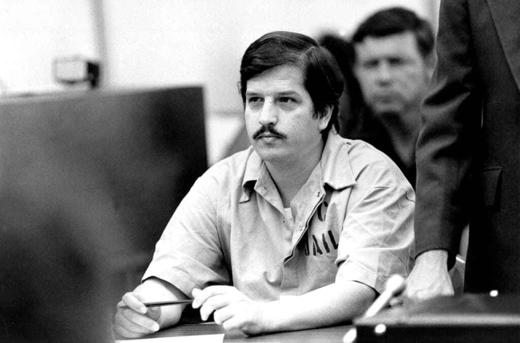<b>William Bonin</b>, conocido como "Freeway Killer", era un camionero desempleado de Downey quien secuestró, torturó y asesinó a por lo menos 21 hombres jóvenes al sur de California entre 1979 y 1980.
<br>
<br>Fue detenido en 1981 y declarado culpable de 
<b>14 cargos de homicidio</b> y ejecutado en la prisión estatal de San Quentin en 1996 a pesar de haber presentado numerosas apelaciones contra su condena.