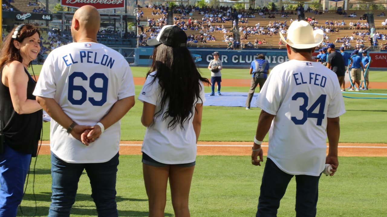 Así fue la llegada de 
<b>El Bueno, La Mala y El Feo</b> al campo de béisbol donde tuvieron el honor de lanzar la primera bola del juego.