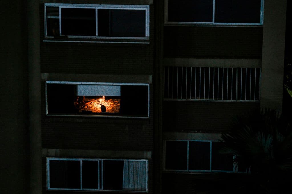 Velas en medio de la penumbra en un apartamento de Caracas este domingo por la noche.