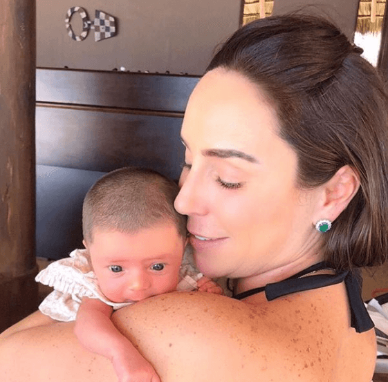 "Quiero detenerme un momento para agradecerle a Dios y a la Virgen la llegada de esta princesa a nuestras vidas. Se las pedí tantas veces que hasta pensé que jamás llegaría […]", 
<b><a href="https://www.instagram.com/p/By2dD3sF_vc/" target="_blank">escribió la conductora</a></b> en las primeras líneas de su mensaje junto a una imagen de la niña.