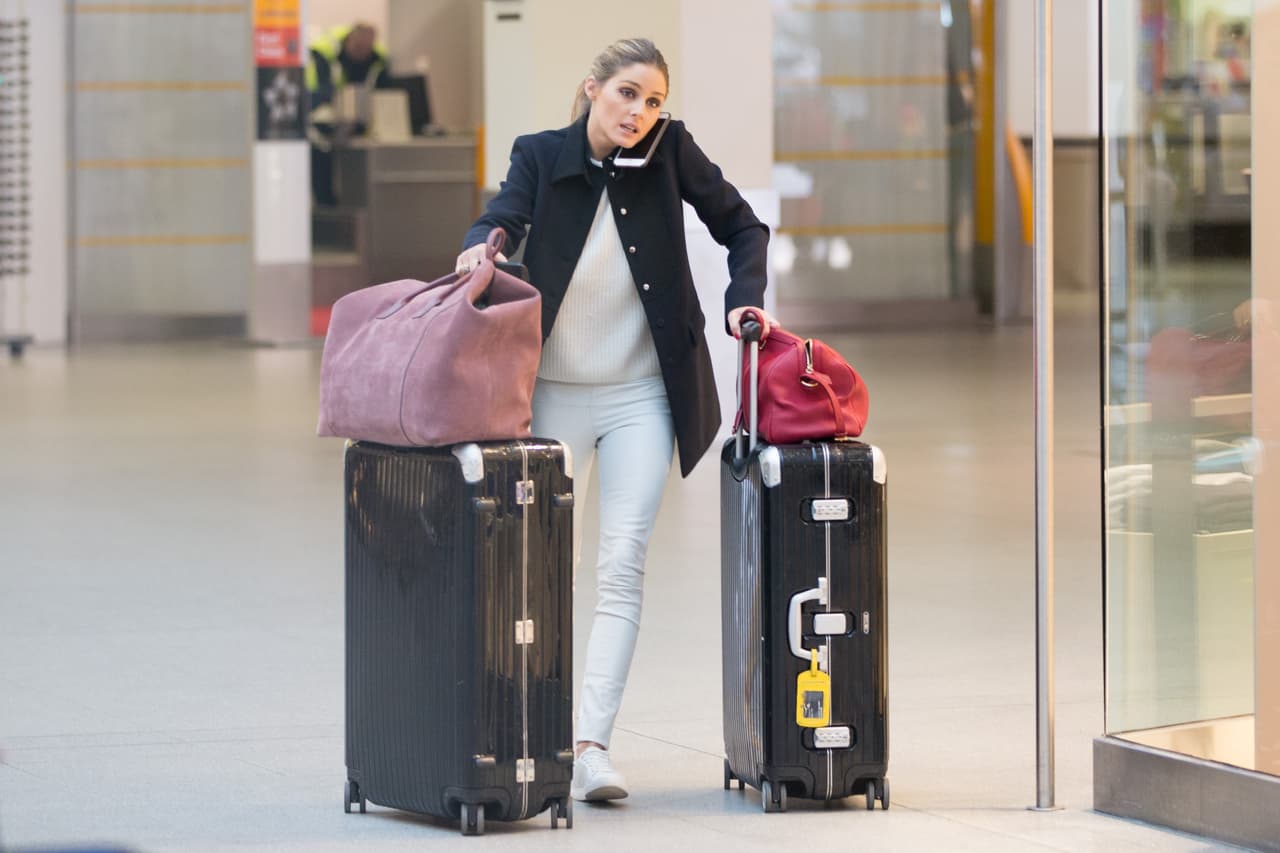 Olivia Palermo tiene las manos un poco ocupadas, con tanta maleta y el teléfono. ¡Que alguien la ayude!