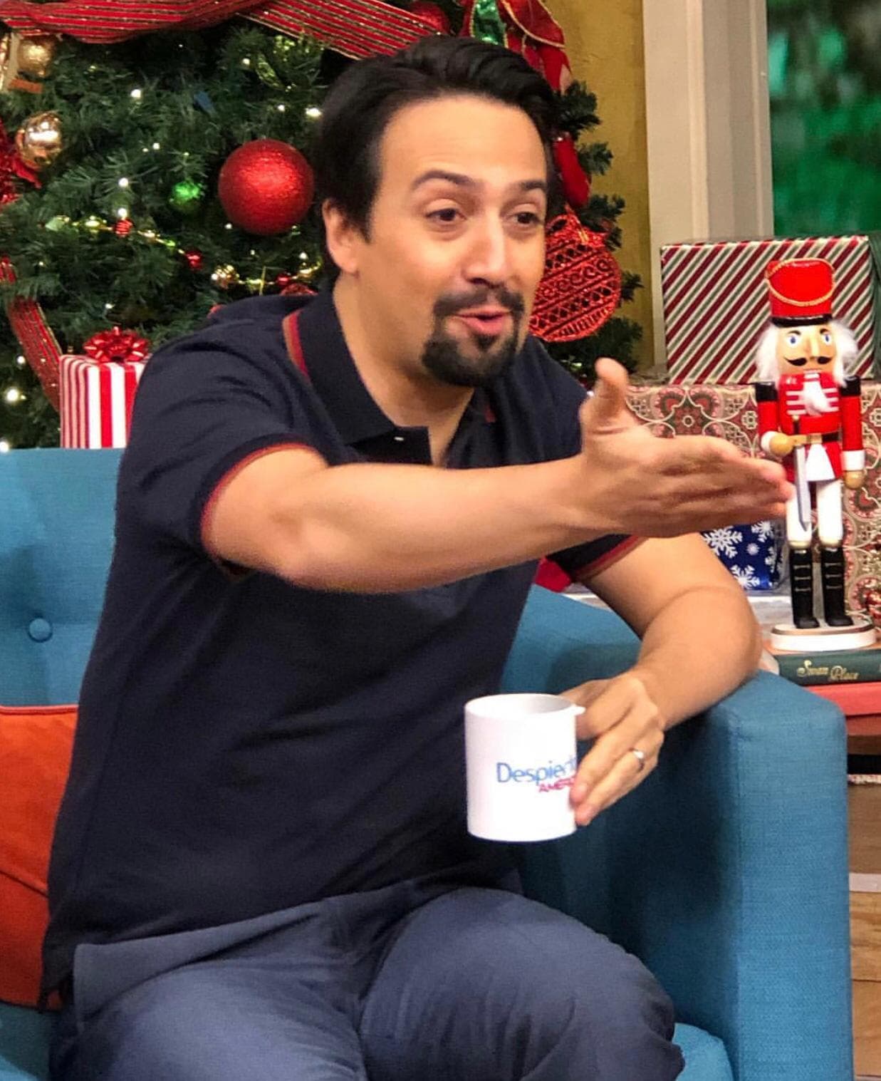 Lin-Manuel estaba encantado con este recibimiento. Uno a uno repaso los personajes que veremos en esta nueva versión en la cual ha puesto todo su cariño y talento.