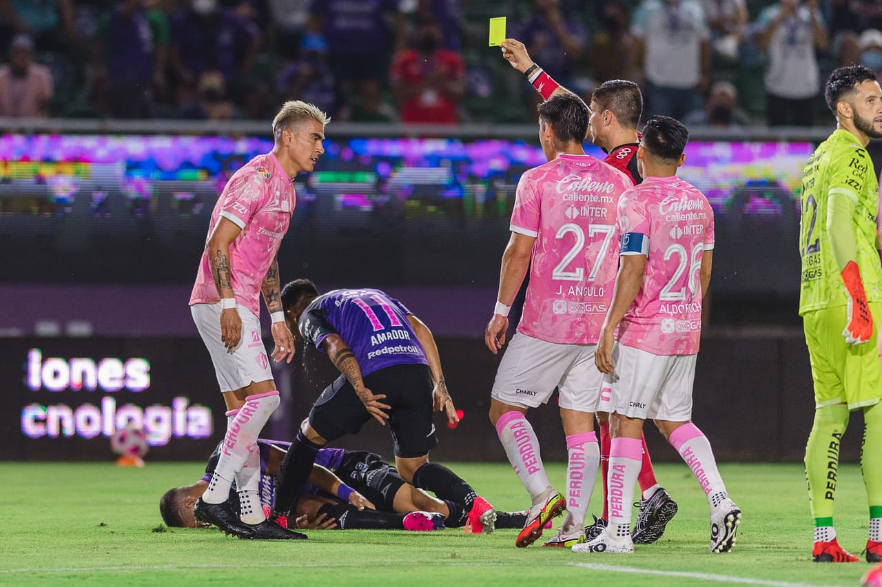 Al 16', Atlas se quedaba con uno menos tras la roja directa a Luis Reyes, quien se había salvado de la amarilla en la falta que dio origen al penal de Mazatlán.