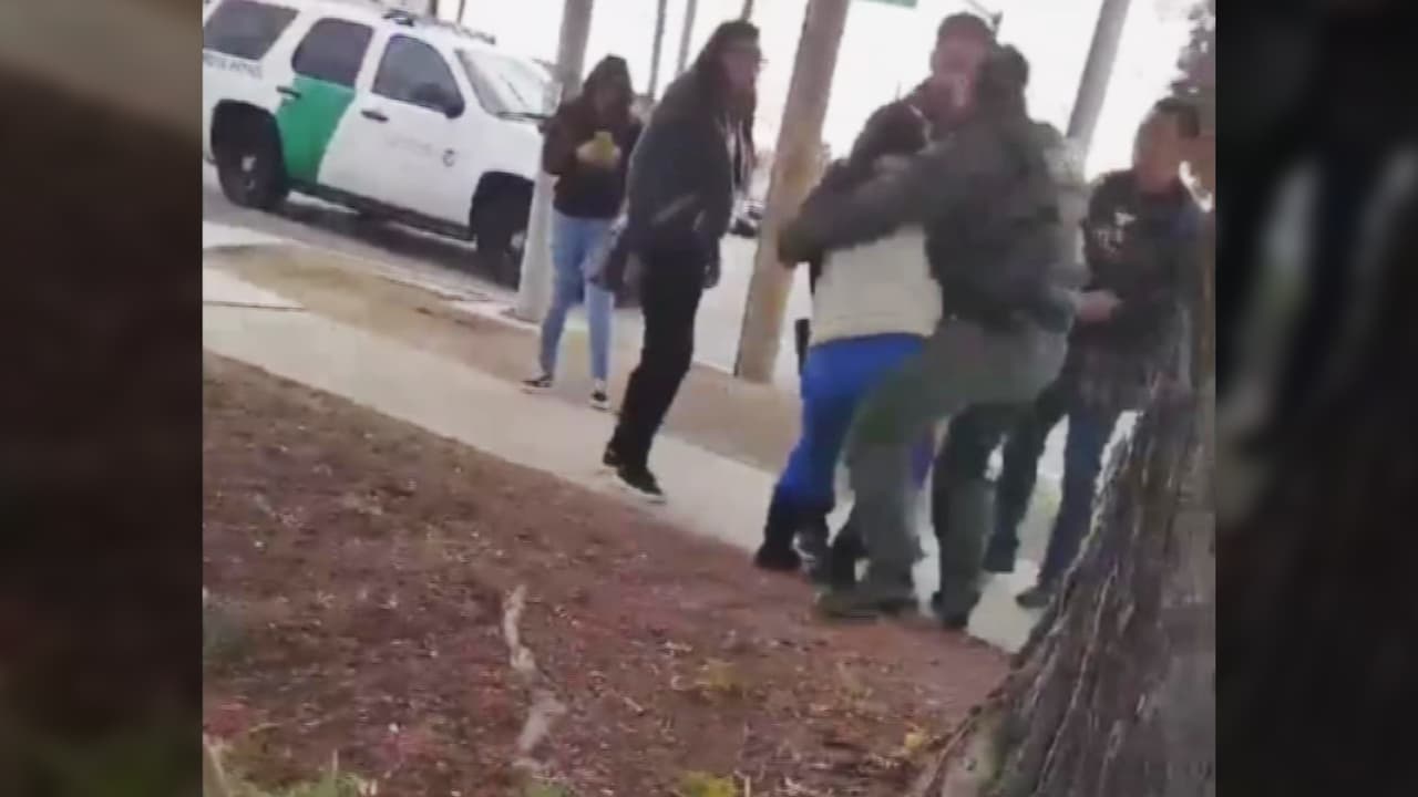 Madre identificada como contrabandista es detenida cuando caminaba con sus hijas en California