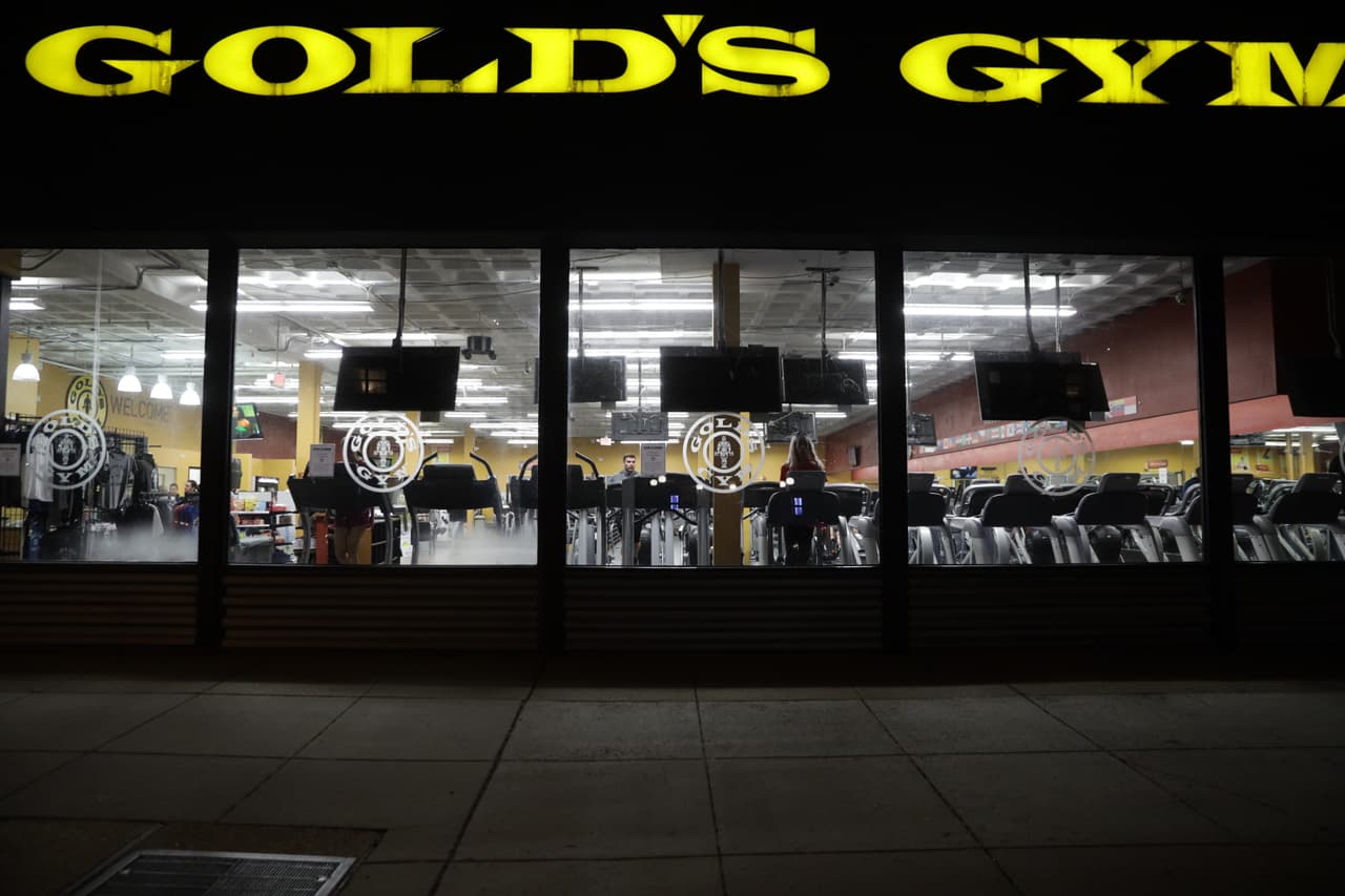 <b>Gimnasios. </b>En Los Ángeles, el alcalde ordenó que se cerraran todos los gimnasios y algunas cadenas dejaron de operar voluntariamente en otros estados. Gold’s Gym and Orangetheory cerraron incluso sus oficinas corporativas y empresas como Planet Fitness perdieron el 48% de su valor de mercado en las últimas semanas.