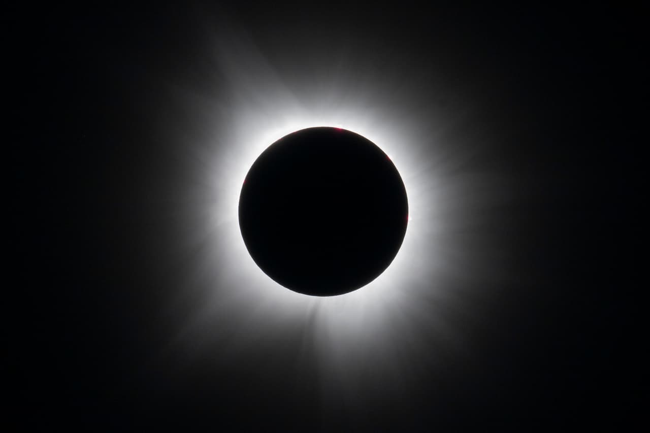 El Eclipse Solar Total tocó tierra sobre la costa cerca de Mazatlán, México alrededor de las 11:07 a.m. PDT.
