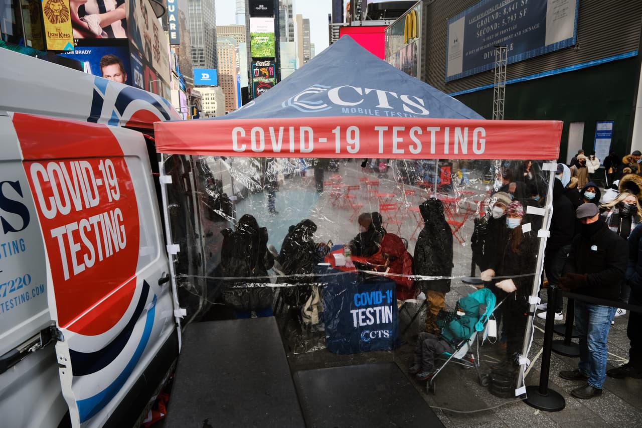 El pasado lunes 6 de diciembre la gobernadora de New York 
<a href="https://www.univision.com/local/nueva-york-wxtv/nueva-york-ya-ha-confirmado-doce-casos-de-omicron-cron" target="_blank">confirmó otros cuatro casos de la variante ómicron</a>, lo que eleva la cifra del estado a 12.
<br>