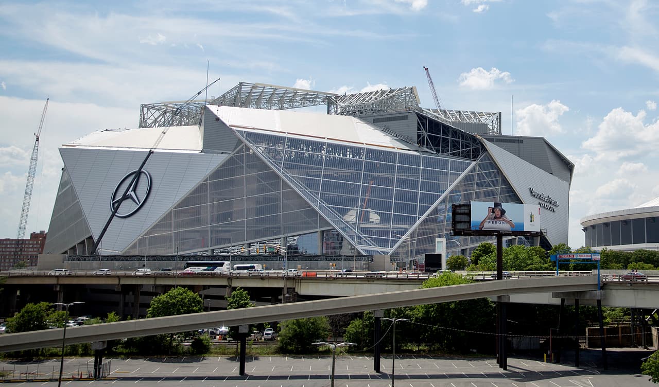 El estadio Mercedes Benz se convierte en un centro de vacunación masiva contra el coronavirus en Georgia