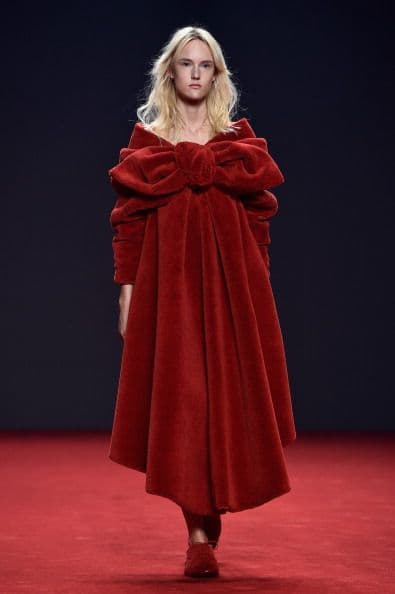 Los enormes lazos con los que trató de insistIr en la idea de "improvisación" a la hora de vestir, solo reflejaron su improvisación de último momento para exponer en este evento.