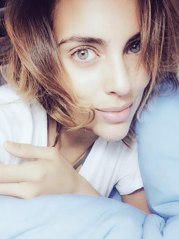 Y también se ha mostrado en redes sociales al natural, sin una gota de maquillaje.