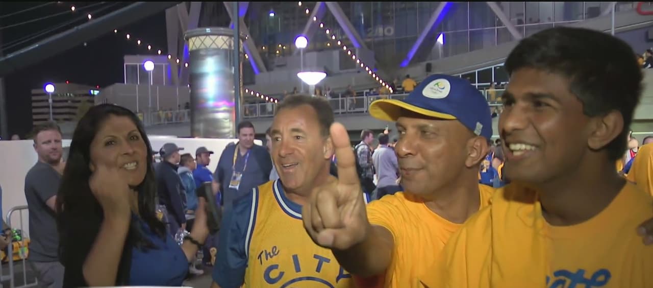 Miles festejan en grande en el Oracle Arena tras la victoria de los Golden State Warriors