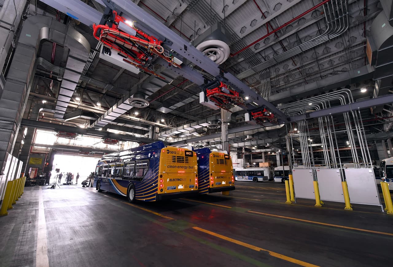 Estos autobuses se compraron con alrededor de
<b> $70 millones en fondos de fórmula de la Administración Federal de Tránsito</b>, incluidos casi $20 millones de la Ley Bipartidista de Infraestructura. 
<br>