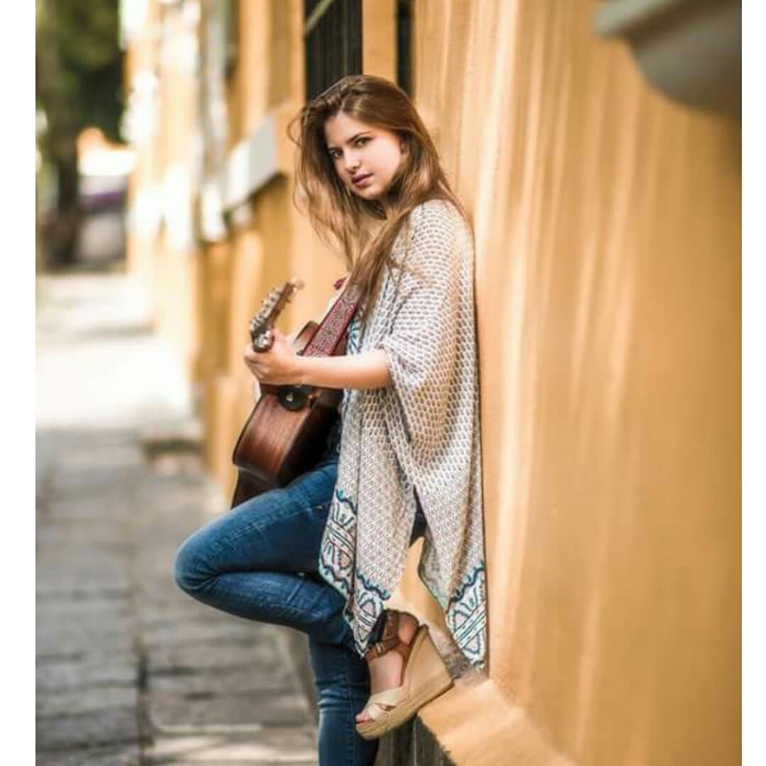 <b><a href="http://www.univision.com/programas/novelas/daniela-aedo-de-estrella-de-novelas-infantiles-a-bloguera-fotos">Daniela</a></b> no deja de prepararse para ser una gran cantante y confesó que su siguiente meta a cumplir es cantar sobre un escenario con la compositora chilena Mon Laferte.