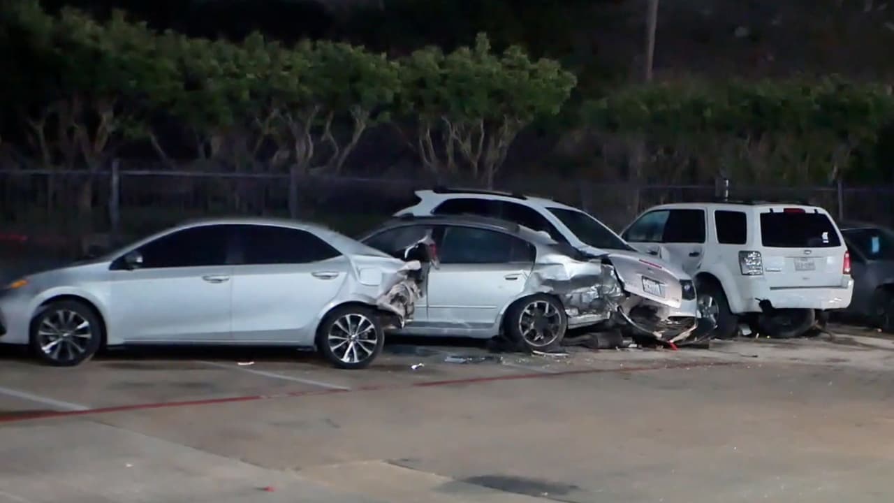 Vehículos destrozados cerca del complejo de apartamentos The Emerson, al norte de Dallas.