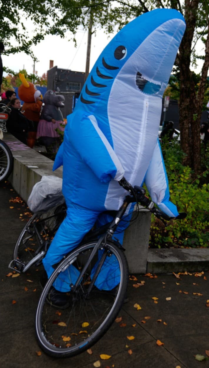 Esa
<b>agresión a la 'rana' </b>motivó a que otras personas se sumaran a las
<b> protestas contra ICE en Portland</b>, luciendo distintos
<b><a href="https://www.youtube.com/watch?v=Y8SIdcGlr5g" target="_blank">disfraces inflables</a></b>, como este tiburón de expresión alegre.