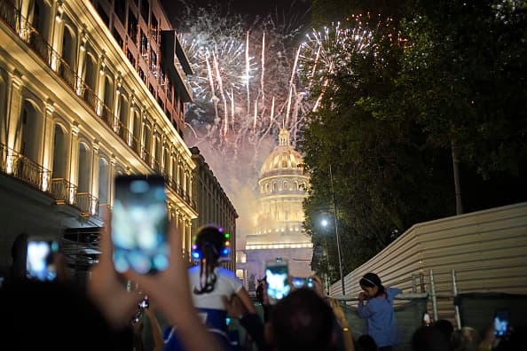 Este fin de semana, el cielo de La Habana (Cuba) se pintó con luces de colores como parte de los festejos por el aniversario 500 años de la ciudad. 
<br>